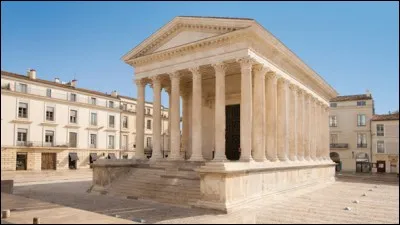 Dans quelle ville historique peut-on voir 'La Maison Carrée' ?