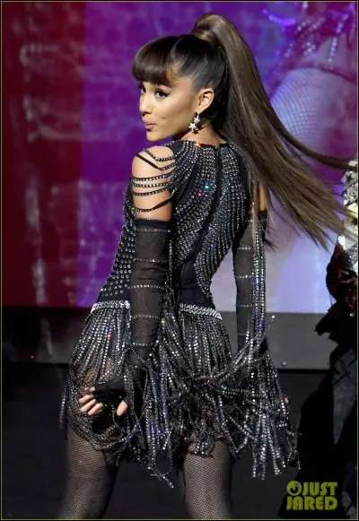 Comment se nomme l'artiste dont Ariana Grande est complètement fan ?