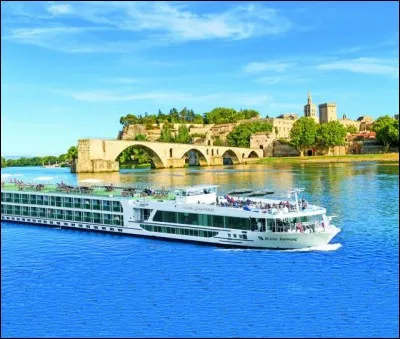Occasion de visiter le palais des Papes et ce fameux pont sur lequel on y danse. Prenons le temps de s&eacute;journer en Camargue, d'y admirer la nature et les chevaux puis d'explorer un peu les vestiges romains d'Arles.