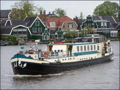 Il s'agit d'un v&eacute;lo p&eacute;niche : pour notre groupe, j'ai opt&eacute; pour un plat pays aux fortes infrastructures cyclistes. Les &eacute;tapes sont courtes : on pr&eacute;pare son lunch en d&eacute;jeunant, on roule jusqu'au pique-nique du midi et l'on rejoint le bateau dans une nouvelle ville historique, le port &eacute;tant au centre-ville. Le souper de groupe est une vraie f&ecirc;te.