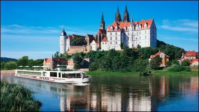 Ce fleuve vous offre l'histoire et la culture de l'Allemagne profonde et de la R&eacute;publique Tch&egrave;que. La charmante route entre Berlin et Prague est sem&eacute;e de falaises escarp&eacute;es, de ch&acirc;teaux gothiques et de monuments moyen&acirc;geux. Les nouveaux navires sont un peu moins longs.