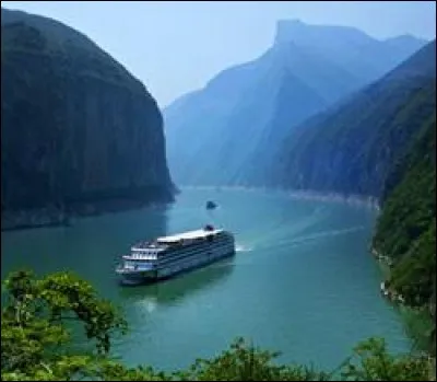 On vient d'inaugurer le bateau de croisi&egrave;re fluviale le plus luxueux de Chine : c'est le plus grand navire con&ccedil;u exclusivement pour la navigation fluviale et ses nombreuses escales.
