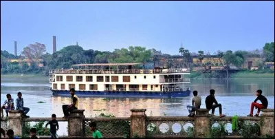Fleuve sacr&eacute; par excellence pour les hindouistes. La mythologie rapporte que c'est en venant se poser sous les trombes d'eau vers&eacute;es par Brahm&agrave; que Shiva a cr&eacute;&eacute; ce cours d'eau.Vivez cette croisi&egrave;re aux fronti&egrave;res du bouddhisme et sur les traces de l'empire britannique.