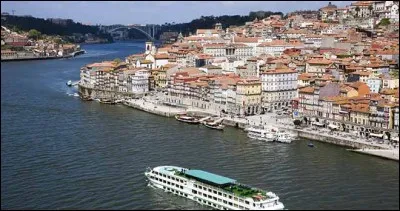 Une fa&ccedil;on calme et paisible de d&eacute;couvrir les beaut&eacute;s du Portugal. Ce fleuve, prend sa source dans la Sierra, en Espagne, pour se jeter dans l'Atlantique, &agrave; Porto, la plus ancienne r&eacute;gion vinicole qui soit connue, ayant cette qualification depuis 1756.