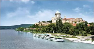 Voici une croisi&egrave;re sp&eacute;ciale qui propose de voir des cultures et des paysages tous plus diff&eacute;rents les uns des autres, sur cinq pays d'Europe centrale. Naviguez sur trois grands fleuves et laissez-vous attirer par ces remarquables cit&eacute;s m&eacute;di&eacute;vales et ces grandes capitales imp&eacute;riales qui ont toutes contribu&eacute; &agrave; construire l'Europe actuelle, croisi&egrave;re entre Strasbourg et Budapest.