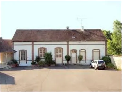 Vaux-sur-Lunain est un village francilien situé dans le département ...