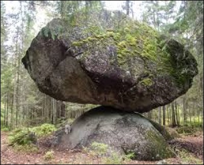 "Qui" a créé cet étrange rocher, le Kummakivi, en Finlande ?