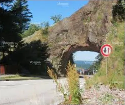 Nous sommes dans les Vosges, sur la route qui relie Gérardmer (Vosges) à Colmar (Haut-Rhin). Pour ce faire, nous devons passer sous ce petit tunnel, qui porte le nom de ...