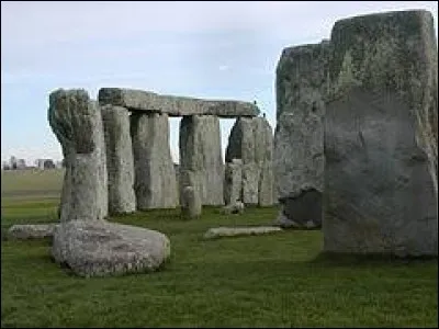 Dans quel pays faut-il se rendre pour visiter le monument mégalithique de Stonehenge ?