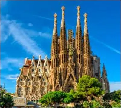 Sous quel nom est également connue la Sagrada Familia, basilique située à Barcelone ?