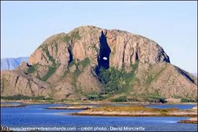 Pour voir la montagne trouée, direction Bønnøy, en ...