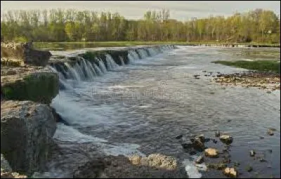 La cascade de la Venta, à Kuldiga, en Lettonie, n'est pas la plus haute mais elle est en revanche une des plus larges d'Europe. Quelle est sa largeur ?