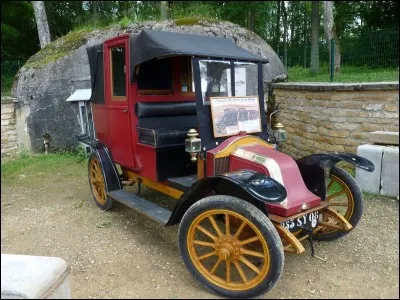 Certains le prirent pour un illuminé, d'autres crièrent au génie, mais bon, tout ce que je vous dis est sujet à la relativité, trouvez son prénom !