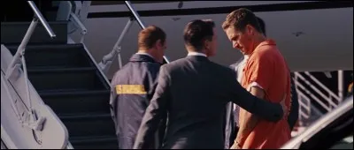 Une fois Brian en prison à Los Angeles, il se fait attaquer en cellule. Par qui ?