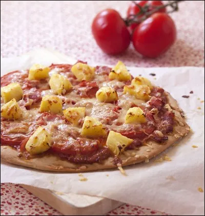 Quel fruit fait partie d'une garniture sur la pizza hawaïenne ?
