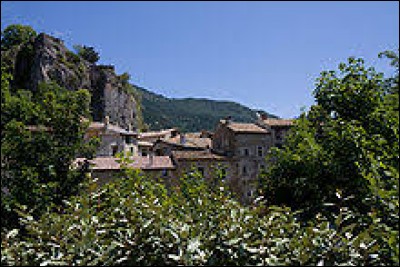 Nous commençons notre balade quotidienne dans la Drôme, à Châtillon-en-Diois. Nous sommes en région ...