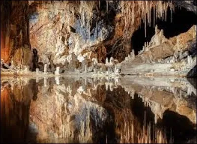 Auréolée du titre de la grotte la plus colorée du monde, la grotte des fées de Saalfeld se situe ...