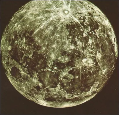 Quel poète est l'auteur de "La lune offensée" ?