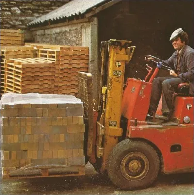 Quel nom porte le conducteur d'un chariot élévateur ?