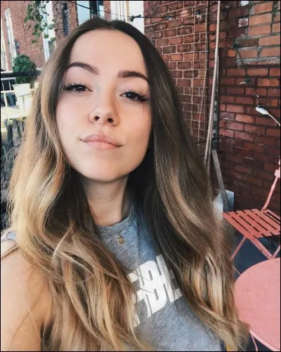 Que fait le petit copain de Rosalie dans la vie ?