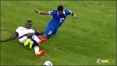 Parfois les joueurs craquent et se font expulser. Quelle est la nation à avoir reçu le plus grand nombre de cartons rouges par tournoi ?