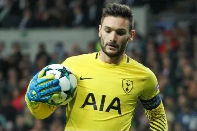 Quel est le pied fort d'Hugo Lloris ?