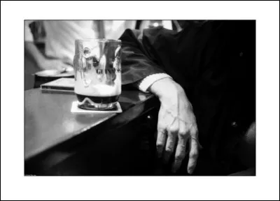 Qui chante 'J'&eacute;tais tranquille, j'&eacute;tais peinard, accoud&eacute; au comptoir' ?