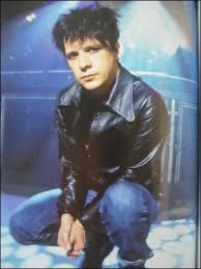 Quel est le nom de son album solo sorti en 1992 ?