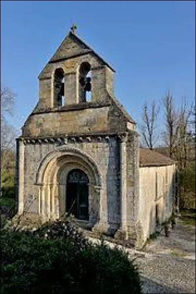 Nous sommes en Nouvelle-Aquitaine devant l'église Notre-Dame-de-Tout-Espoir de Saint-Genès-de-Lombaud. Commune de l'Entre-deux-Mers, dans l'aire urbaine de Bordeaux, elle se situe dans le département ...