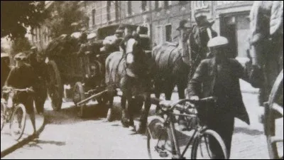 Suite à cela, les civils français fuient le nord par les routes et les trains qui sont rapidement saturés. Quel est le nom de cette autre période ?