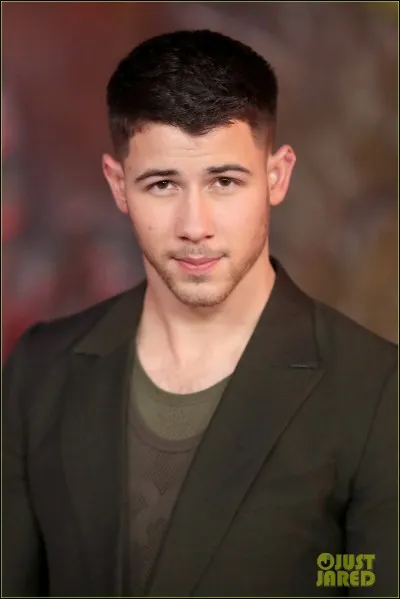 Quel joueur est entré avant les trois autres ?