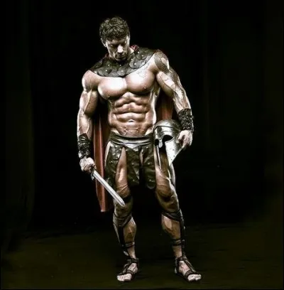 Général de l'empereur Gallien, une fois juché sur le trône, autoritaire et capricieux, ayant une sainte horreur que ses soldats exhibent leurs jambes nues, les obligeants de porter continuellement un manteau hiver comme été. Lassées de cette tyrannie ses soldats le massacrèrent. Qui est-il ?