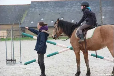 Comment appelle-t-on la personne qui nous donne cours d'équitation ?