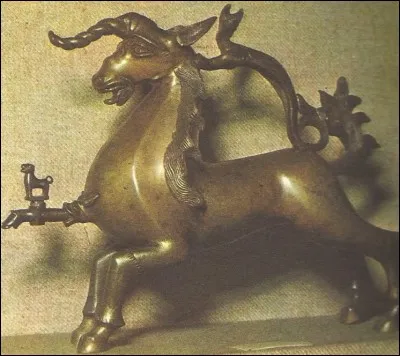 Quel nom portait cette petite fontaine où l'on mettait l'eau à chauffer au coin du feu pour se laver les mains ?