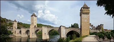 Le pont Valentré se trouve à Cahors.