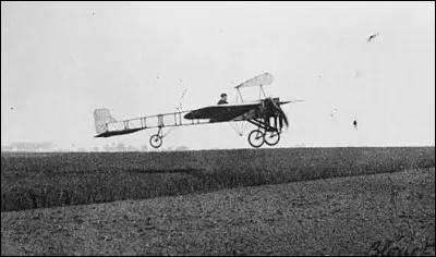 C'était un 25 juillet : Louis Blériot parcourt les 40 km qui séparent Calais de Douvres et réalise ainsi la première traversée aérienne de la Manche. Quelle année était-ce ?