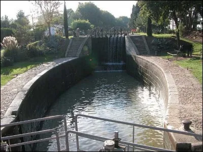 Toujours un 29 juillet, la première pierre du canal du Midi -reliant la Garonne à la Méditerranée - est posée. Les travaux, commencés par l'ingénieur Paul-Pierre Riquet, s'achèveront quinze ans plus tard. En quelle année était-ce ?