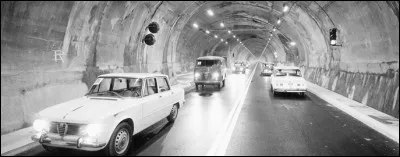 C'est un 19 juillet que le tunnel sous le Mont Blanc, inauguré trois jours auparavant par les présidents français et italien, est mis en service. En quelle année était-ce ?