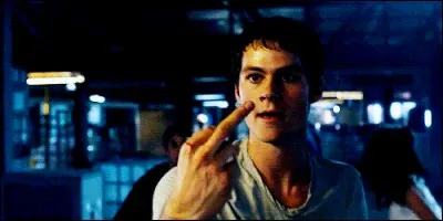 A qui Thomas fait-il à chaque fois un doigt d'honneur quand il le/la voit ?