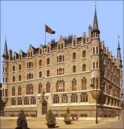 Quel est le nom de cet édifice, qui malgré les apparences, est bien une création de Gaudí ?