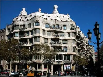 Quel est le surnom de la Casa Milà ?