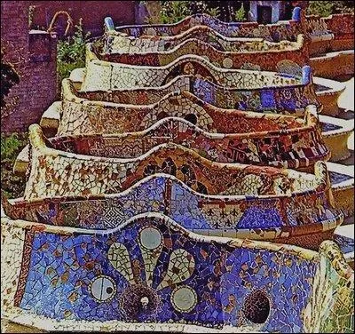 Gaudí a également participé à la réalisation du site où se trouve cette uvre. Il s'agit :