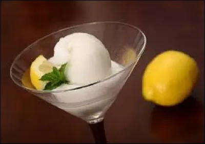 Comment s'appelle ce dessert composé d'une glace au citron arrosée de vodka ?