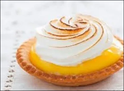 Avec quoi est complétée cette tarte au citron ?