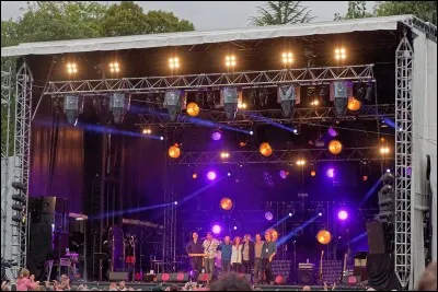 Quels artistes seront sur scène le 25 juillet pour le concert d'ouverture ?