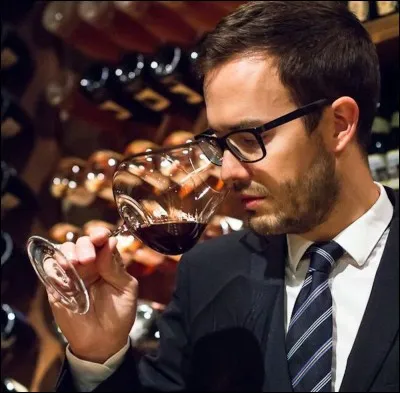 Comment appelle-t-on l'homme chargé de l'achat, de la conservation, du conseil et du service des vins dans un restaurant ?