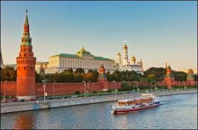 Le Kremlin est une forteresse qui se situe au cur de Moscou.