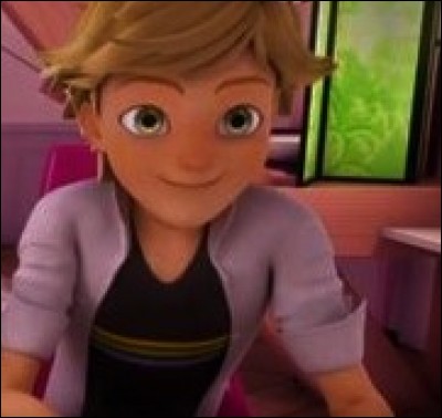 Dans "L'Insaisissable", Penny et Jagged Stone sont entrés dans la chambre de Marinette et nous pouvons voir qu'elle avait changé de fond d'écran. Son nouveau fond d'écran est l'image ci-dessus. Cette image est apparue dans un épisode de la saison 1. Lequel ?