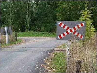 À hauteur de ce passage à niveau, je rencontre ce panneau.
Quelles autres signalisations aurais-je pu rencontrer en amont ?