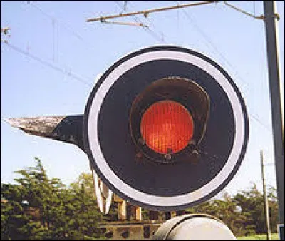 Si le passage à niveau en est équipé, le feu rouge se met à clignoter et la sonnerie à retentir environ :